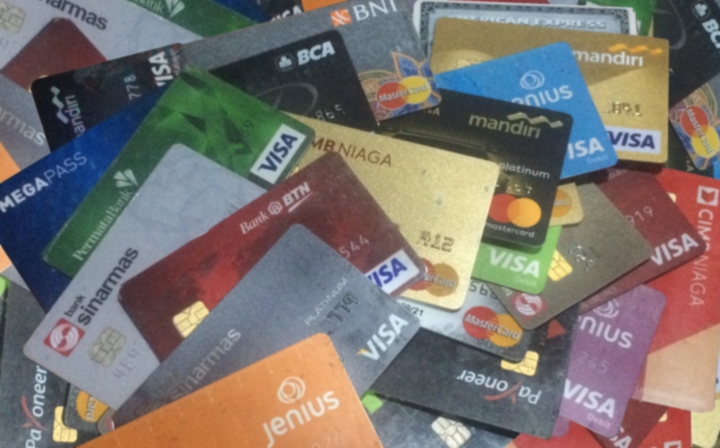 Contoh Kartu Kredit dan Kartu Debit/ATM (Foto Pribadi)