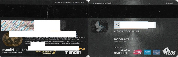 Kartu Kredit Mastercard Platinum Edisi Pertamina (Kiri) dan Kartu Debit Visa Platinum Edisi Prioritas (kanan) Bank Mandiri
