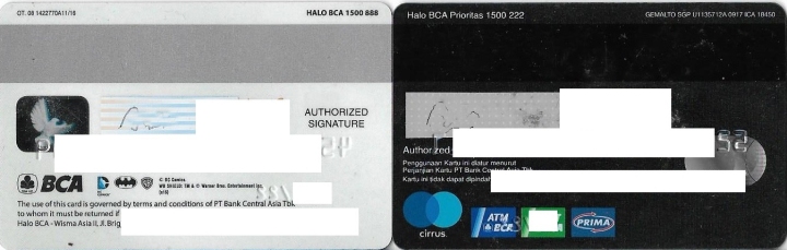 Kartu Kredit Visa Platinum (Kiri) Edisi Batman dan Kartu Debit Mastercard Platinum Edisi Prioritas (kanan) BCA