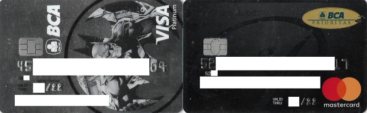 Kartu Kredit Visa Platinum (Kiri) Edisi Batman dan Kartu Debit Mastercard Platinum Edisi Prioritas (kanan) BCA