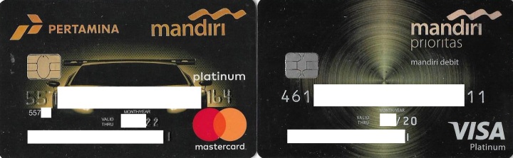 Kartu Kredit Mastercard Platinum Edisi Pertamina (Kiri) dan Kartu Debit Visa Platinum Edisi Prioritas (kanan) Bank Mandiri